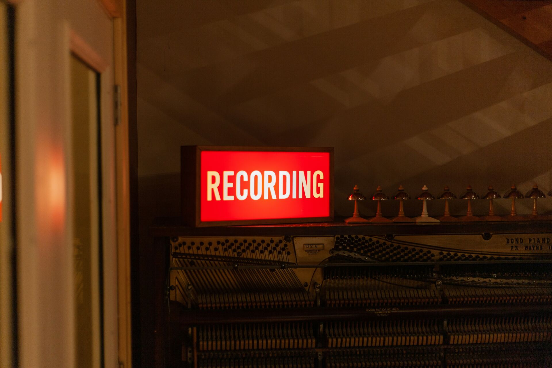 recordingのランプがついている看板の画像