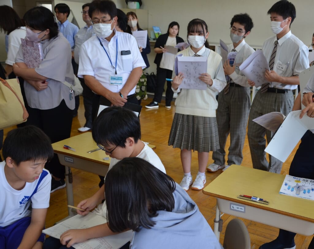 小中学校教員らと共に授業を見学する（右から）川原啓輔さん、奥寺健斗さん、竹高未花さん