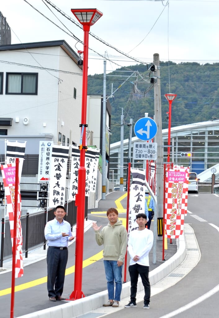 二戸駅東口周辺に設置された赤い街灯。金勢祭ののぼりも並び、駅前は活気づいている