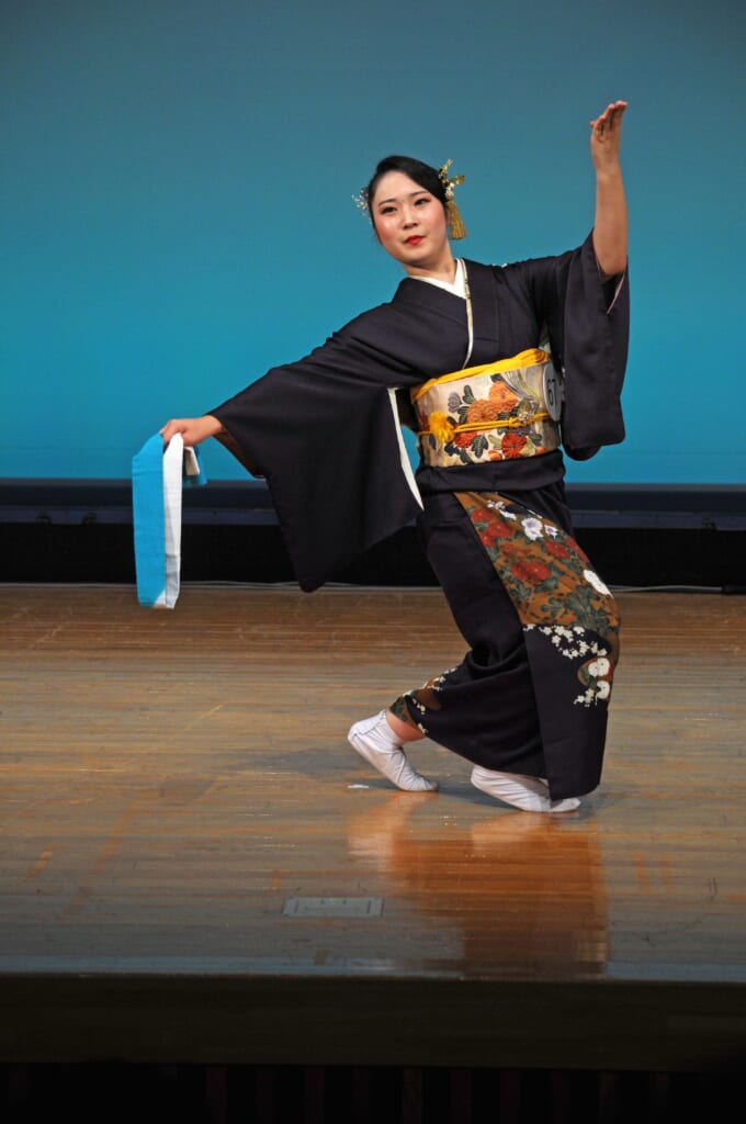 七踊り大人の部を制した森幸さん