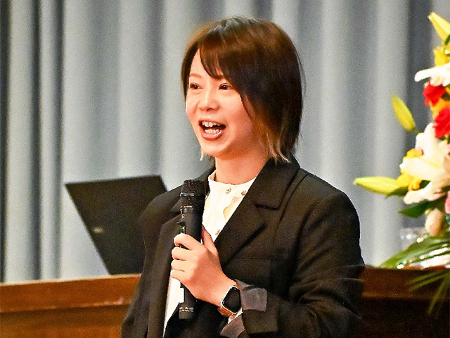 生徒に挑戦することの大切さを語る髙木菜那さん